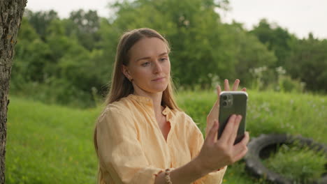 Mujer-Mirando,-Hablando-Por-Videollamada