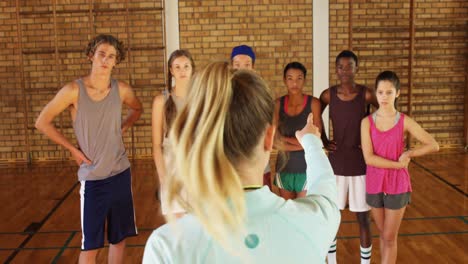 mujer entrenadora de niños de secundaria