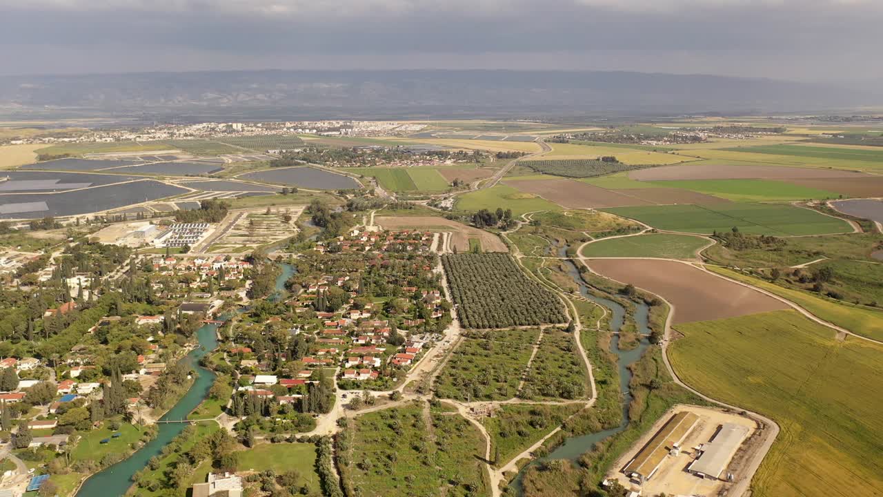 니르 데이비드 키부츠 (nir david kibbutz) 는 베이트 샤인 계곡 근처에 있으며, 강과 함께 공중에서 볼 수 있습니다.