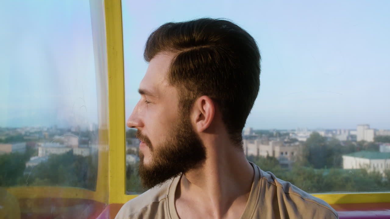 hombre feliz divirtiéndose