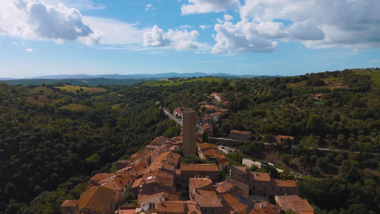 aldea de pereta en la toscana, italia. ciudad antigua medieval romana del mediterráneo. drone aéreo panorámico