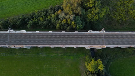 Draufsicht-Auf-Bahngleise-Auf-Einer-Brücke-Mit-Umliegender-Landschaft