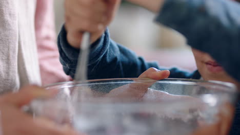 Un-Niño-Feliz-Ayudando-A-Su-Madre-A-Hornear-En-La-Cocina-Mezclando-Ingredientes-Horneando-Pastelitos-De-Chocolate-Preparando-La-Receta-En-Casa