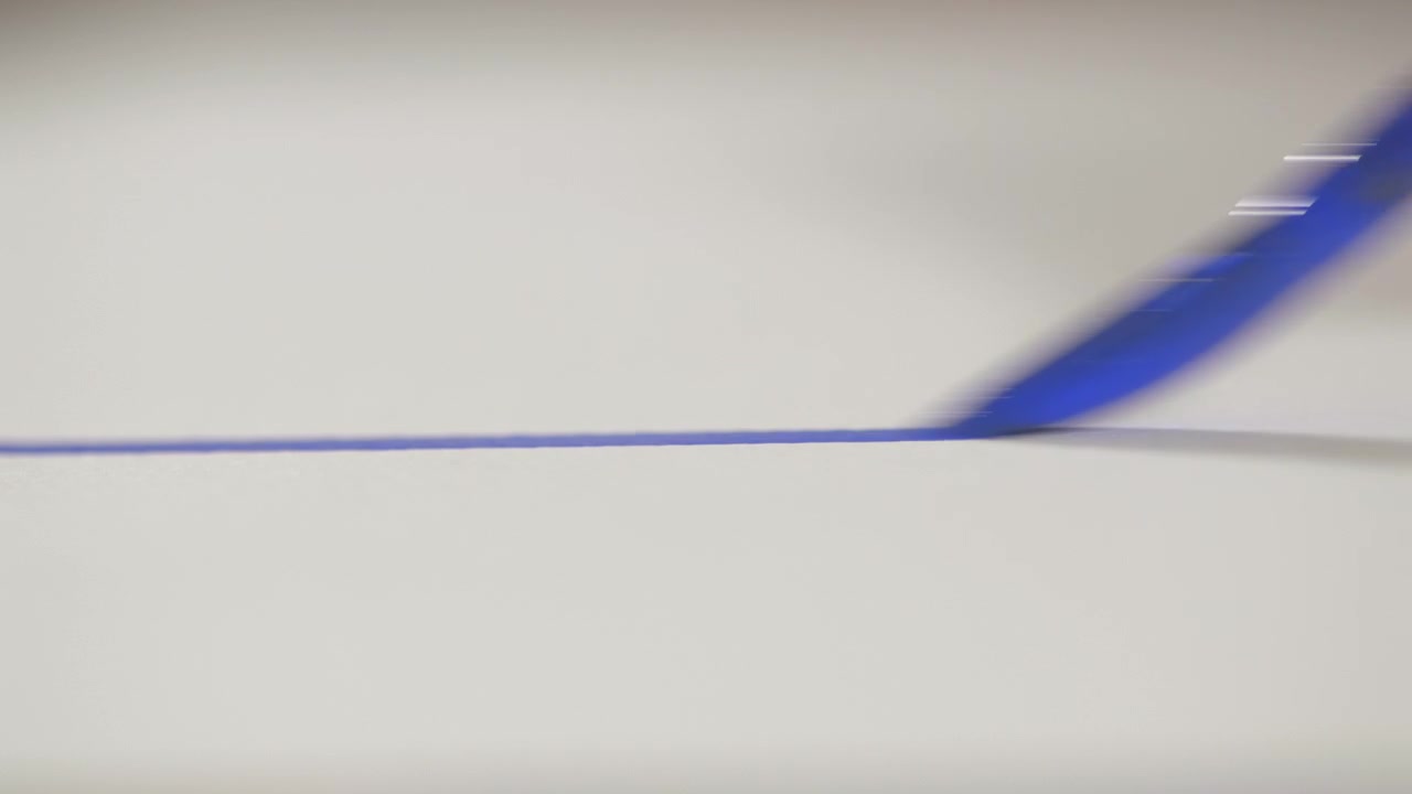 Primo piano frontale di una matita che disegna una linea retta precisa su carta bianca. Concetto minimale di pianificazione, stesura, progettazione e precisione creativa.