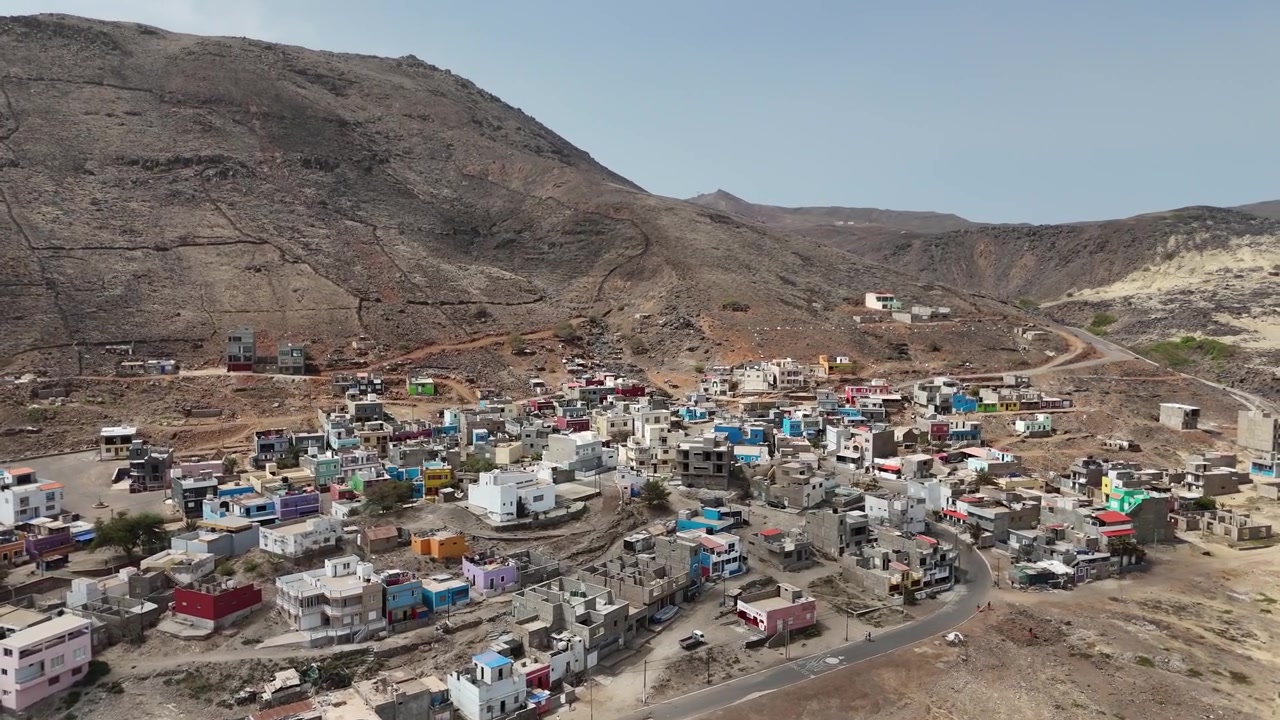 Vista aerea della cittadina costiera di Salamansa a São Vicente, Capo Verde. Il drone cattura le case colorate del villaggio di pescatori incastonato tra aride colline vulcaniche e la costa atlantica