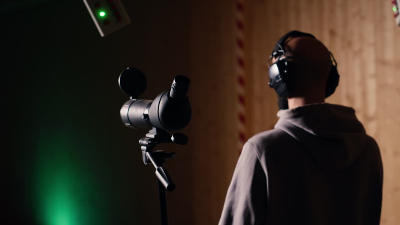 사격장에서 친구들을 고, 시에서 득점한 점수를 확인하기 위해 확대합니다.