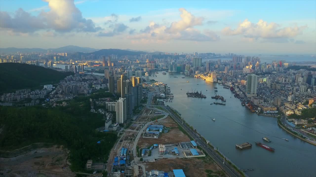 hora de puesta de sol construcción industrial de zhuhai bahía del río panorama aéreo 4k china