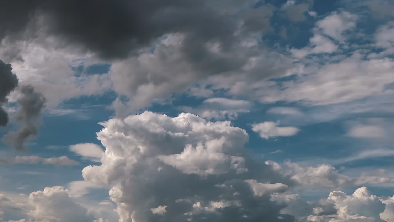 큰 흰색과 회색 구름 timelapse