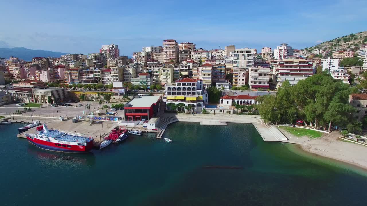 bonita toma aérea de la ciudad turística de sarande en la costa de albania