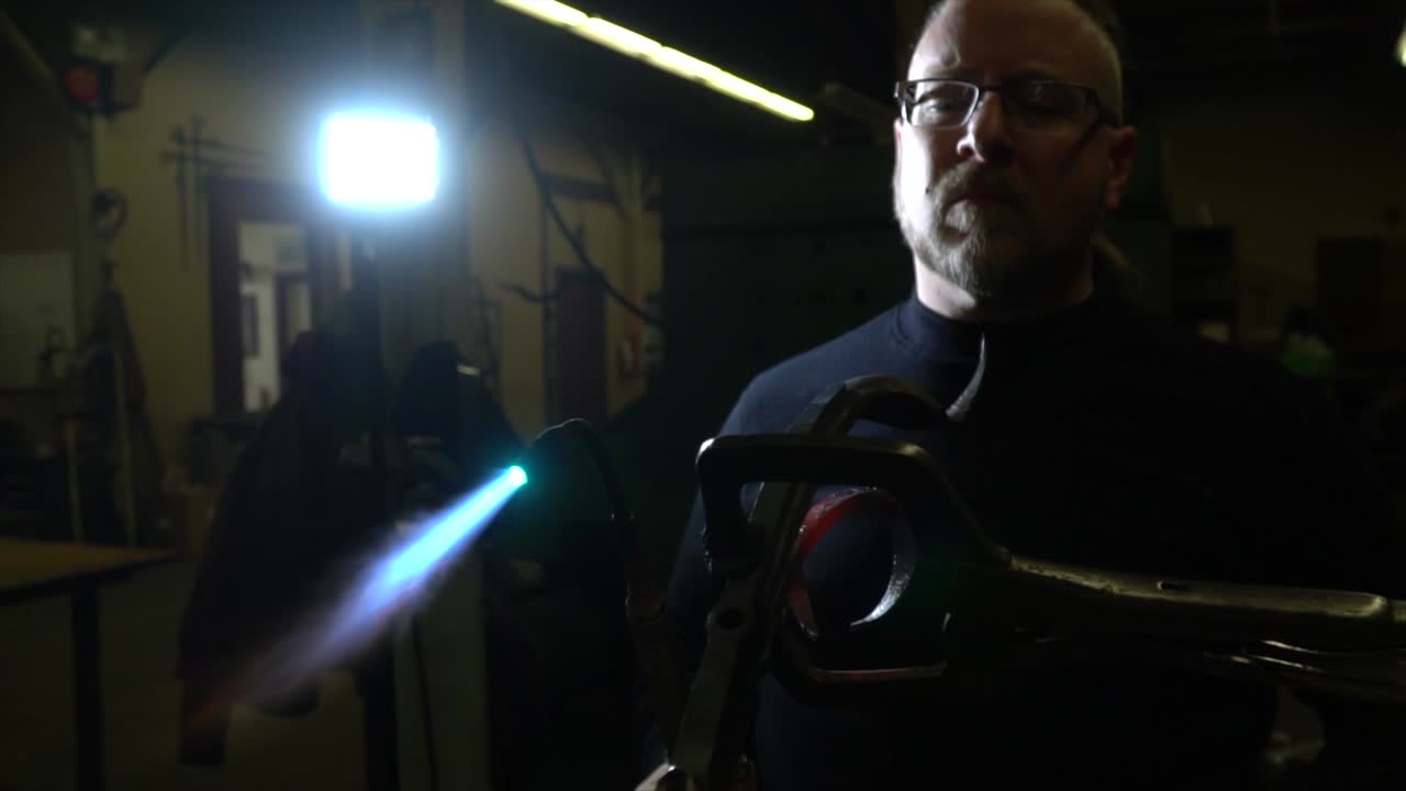 forja de metal de herrero en cámara lenta de 120 fps