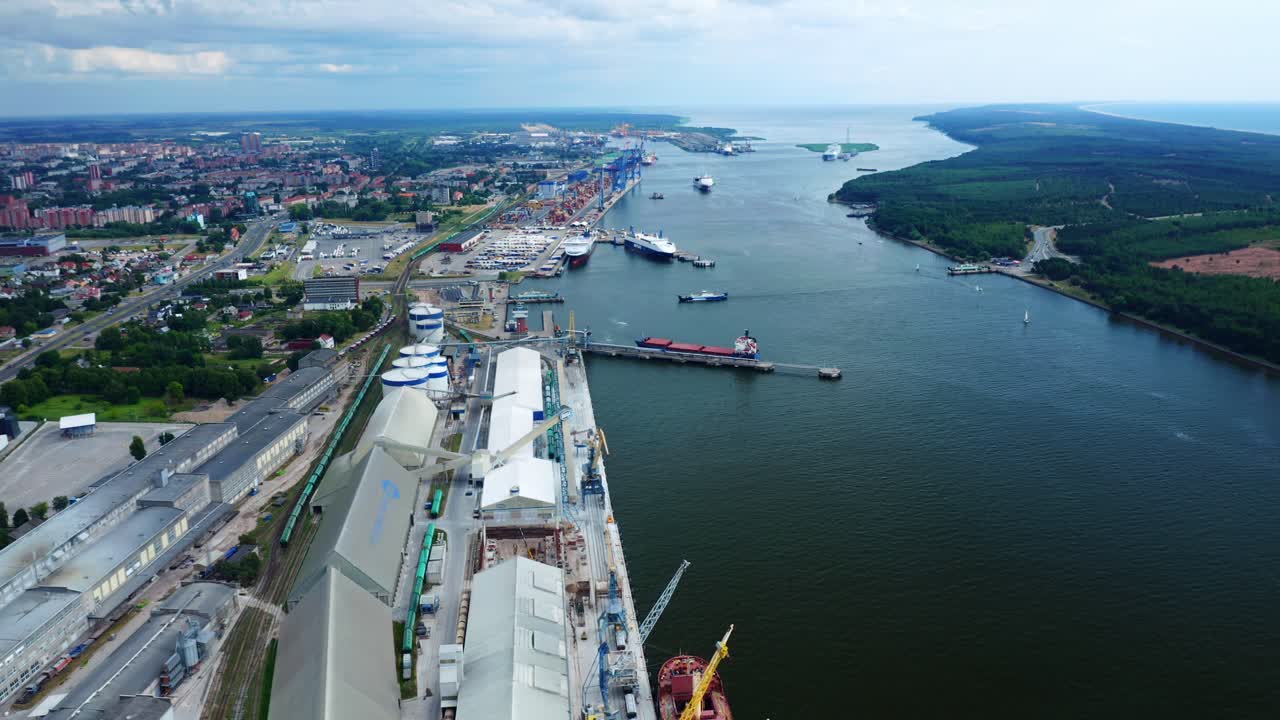 리투아니아 클라이페다의 아크메나-데인 강 어귀에 있는 클라이페다 항구의 파노라마