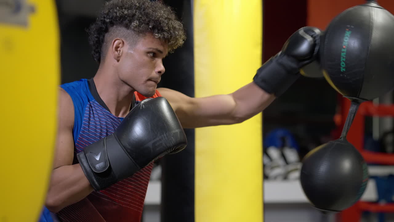 Sessão de treinamento de boxe de homem