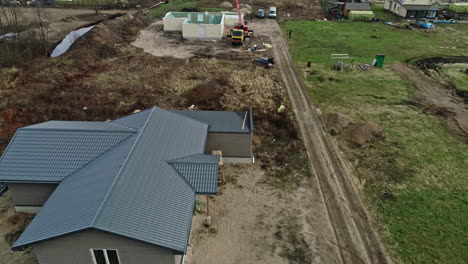 vista aérea de las nuevas casas y el sitio de construcción en los suburbios