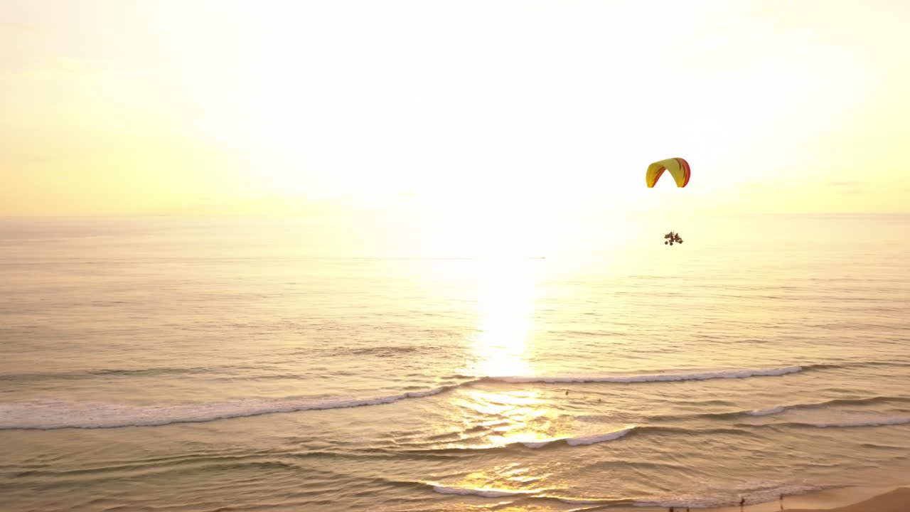 스리랑카 웰리가마 해변에서 파라모터의 일몰 공중 드론 추적 샷