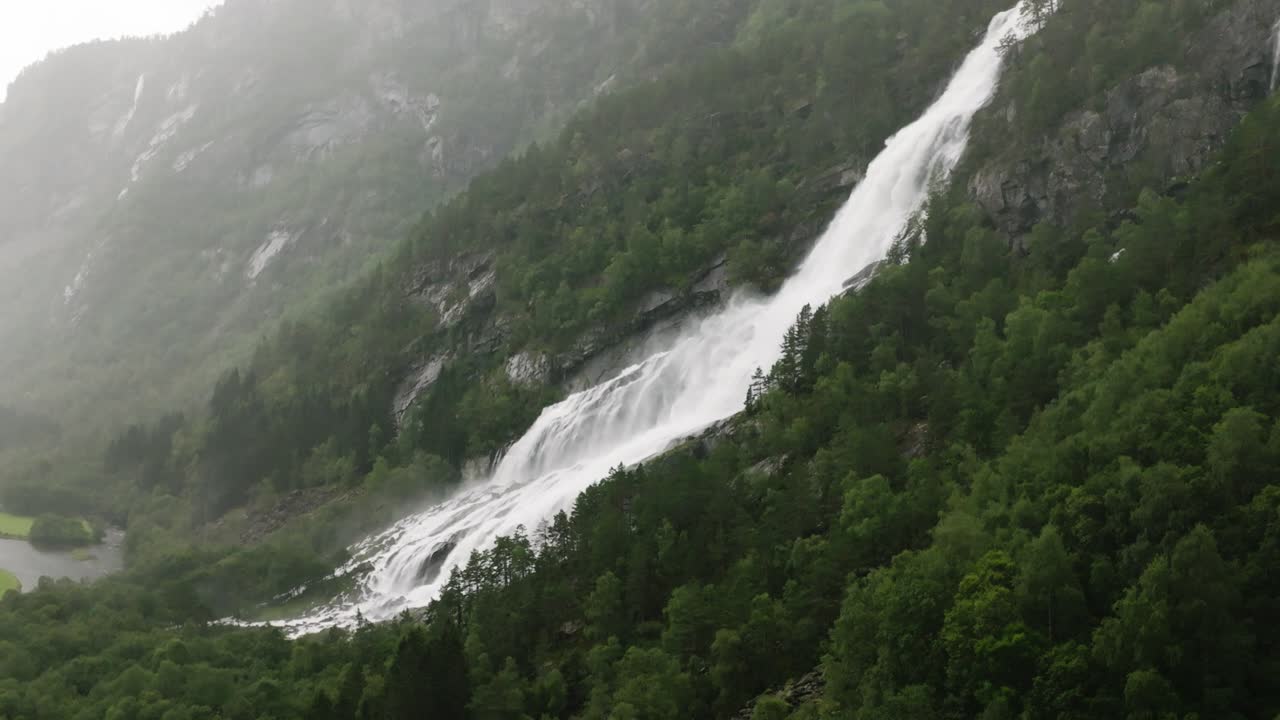 vidfossen noruega, vista en cámara lenta desde un avión no tripulado