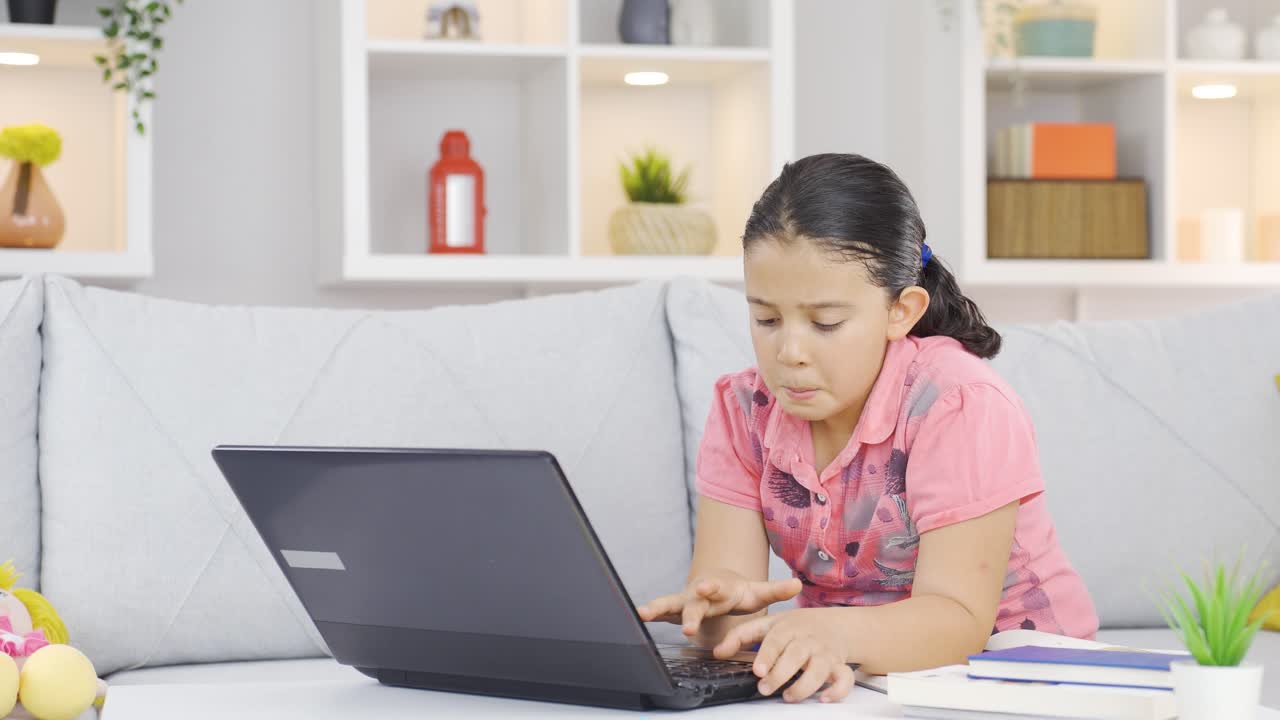 en serio, una niña inteligente enfocada en las cosas tecnológicas logra.