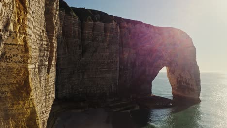 impresionantes acantilados costeros y arcos en etretat, francia
