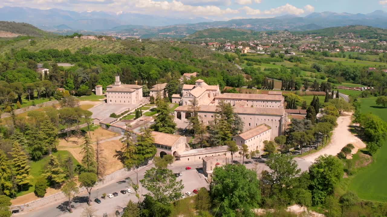 vista aérea de la abadía de casamari desde drone , frosinone ,lazio,italia