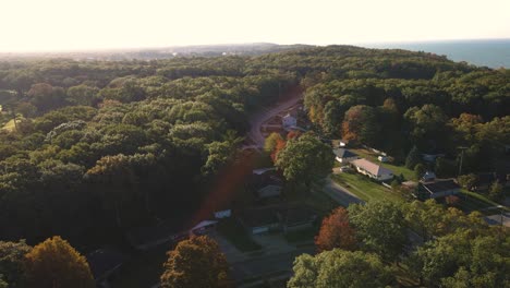 Goldene-Sonnenstrahlen,-Die-Auf-Der-Strandstraße-Wunderschöne-Herbstfarben-Auffallen