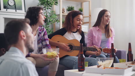 amigos teniendo una fiesta divertida en casa