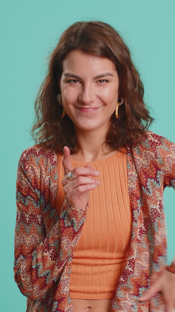 Ragazza furba e furba che pensa a idee furbe e cattive, trucchi furbi, scherzi furbi.