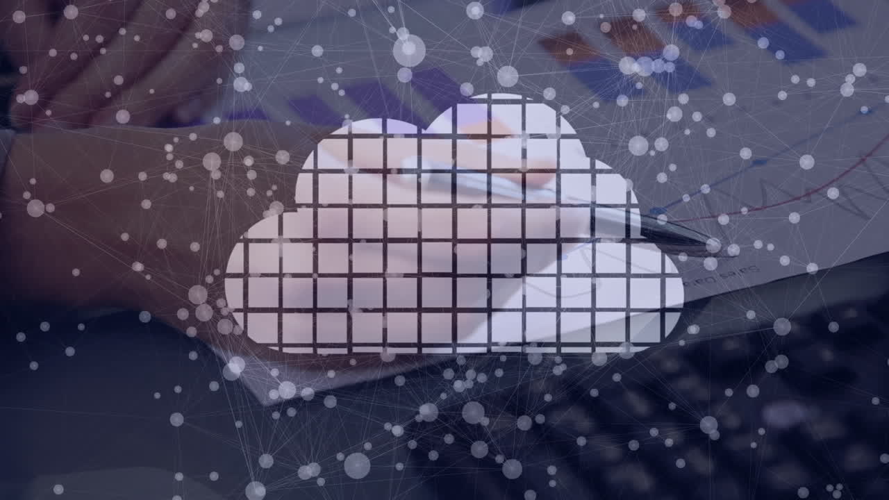 icono de nube y red de conexiones frente a una vista cercana de una persona leyendo documentos