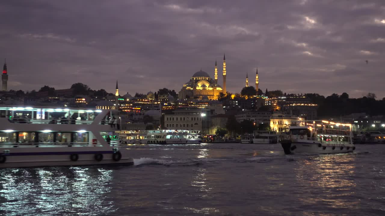 estambul por la noche, bahía del cuerno dorado, vista de la mezquita de suleymaniye. turquía