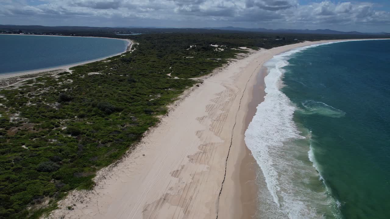 playa de mungo con una larga y estrecha franja de arena en nsw, australia - toma aérea de un dron