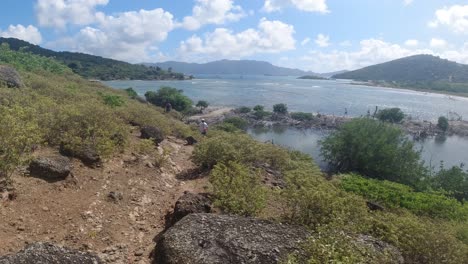 excursionistas en una prueba en jost ban dyke, islas vírgenes británicas