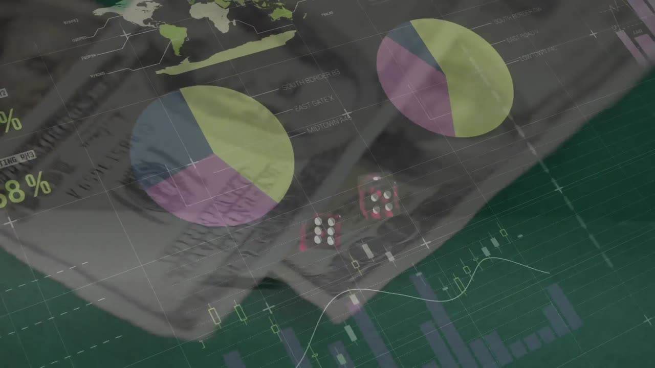animación del procesamiento de datos financieros sobre dos dados y billetes de dólares estadounidenses en fondo verde