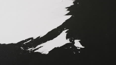 video de primer plano de trazos de pintura negra sobre un fondo blanco