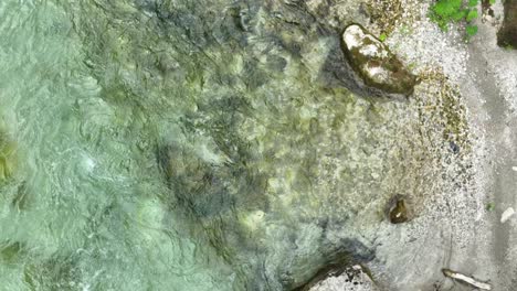 Luftdrohnen-Fliegen-Vom-Türkisfarbenen-Wasser-Zur-Natürlichen-Landschaft-Des-Logartals-In-Slowenien