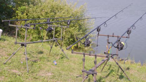 Cuatro-Líneas-De-Pesca-Sobre-Soportes-De-Madera,-Pesca-En-El-Lago,-Varbo,-Hungría