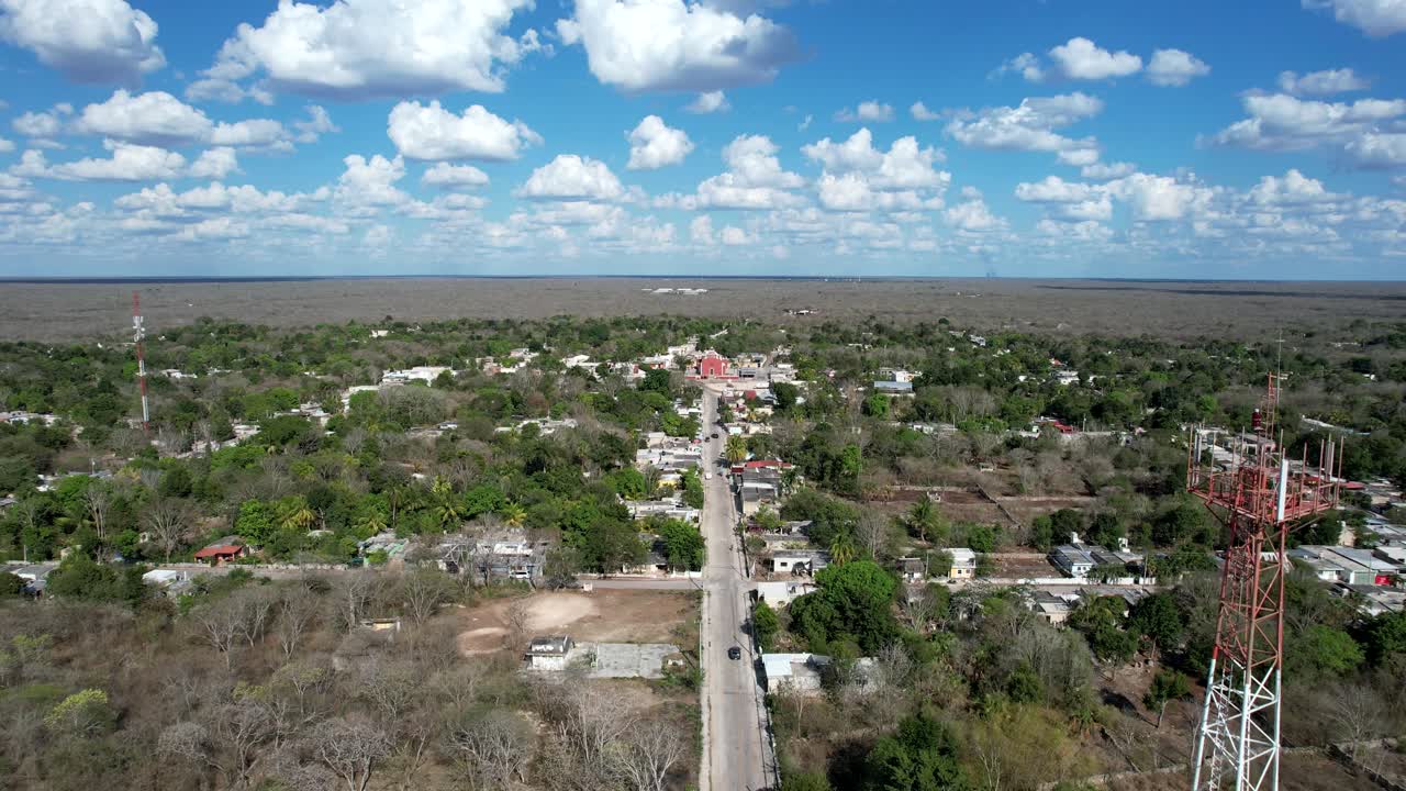fotografía aérea de la ciudad de tahmek y el campamento de béisbol en yucatán durante la sequía de hewavy