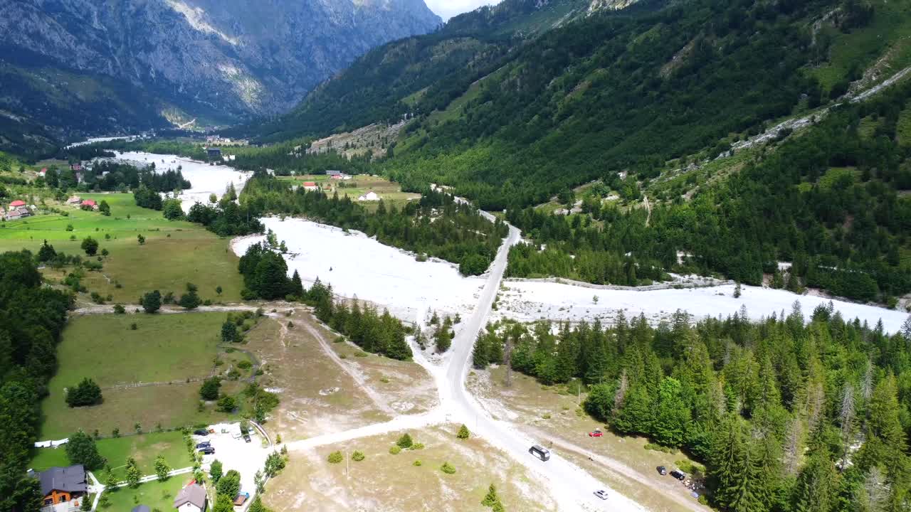 Dağ yolu ve nehir manzarası