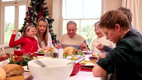 Drei-Generationen-Familie,-Die-Gemeinsam-Vor-Dem-Weihnachtsessen-Gnade-Sagt