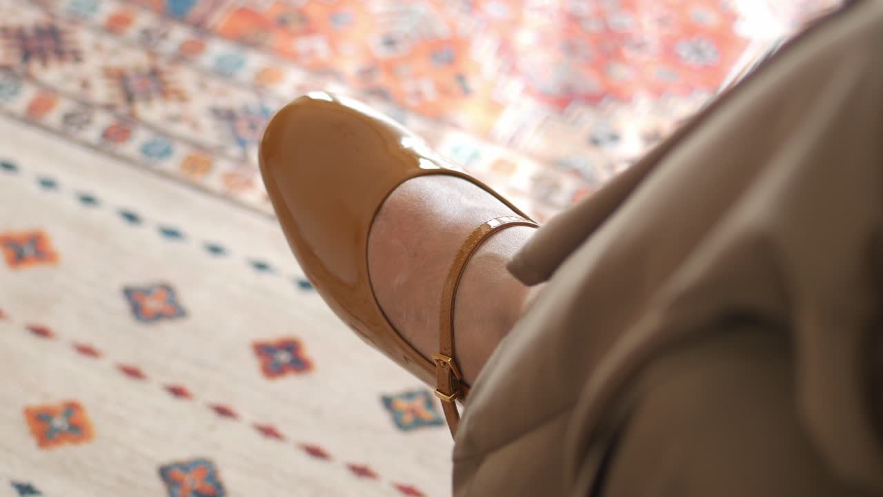 primer plano de un par de tacones de cuero marrón con correa para el tobillo