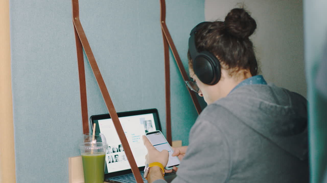 internet, cafetería y estudiante con teléfono inteligente