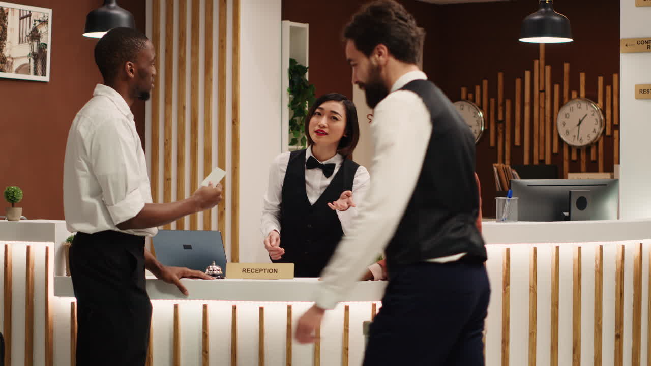Ospiti dell'hotel pronti per il check-in