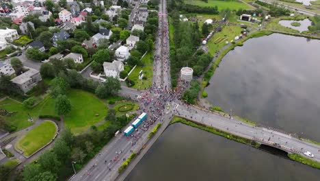 encima del maratón de reykjavik en el lago tjörnin, la gente se reúne para el evento