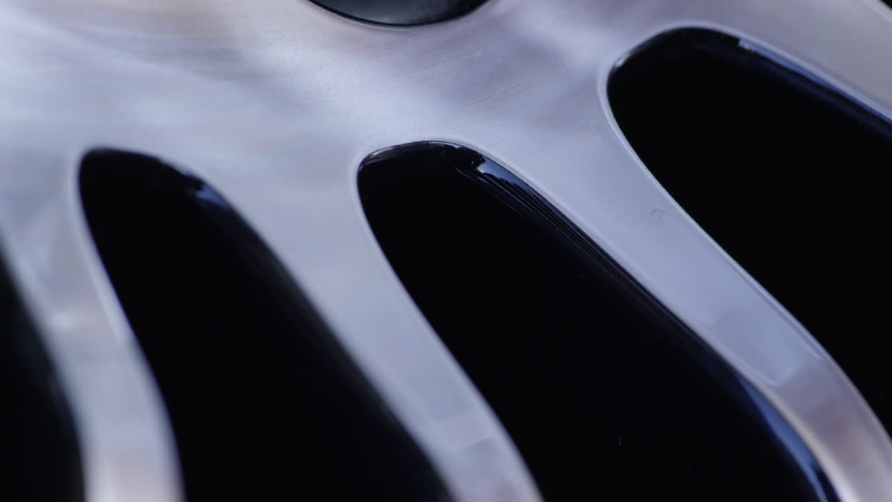 un primerísimo plano de los radios de la rueda de un coche deportivo