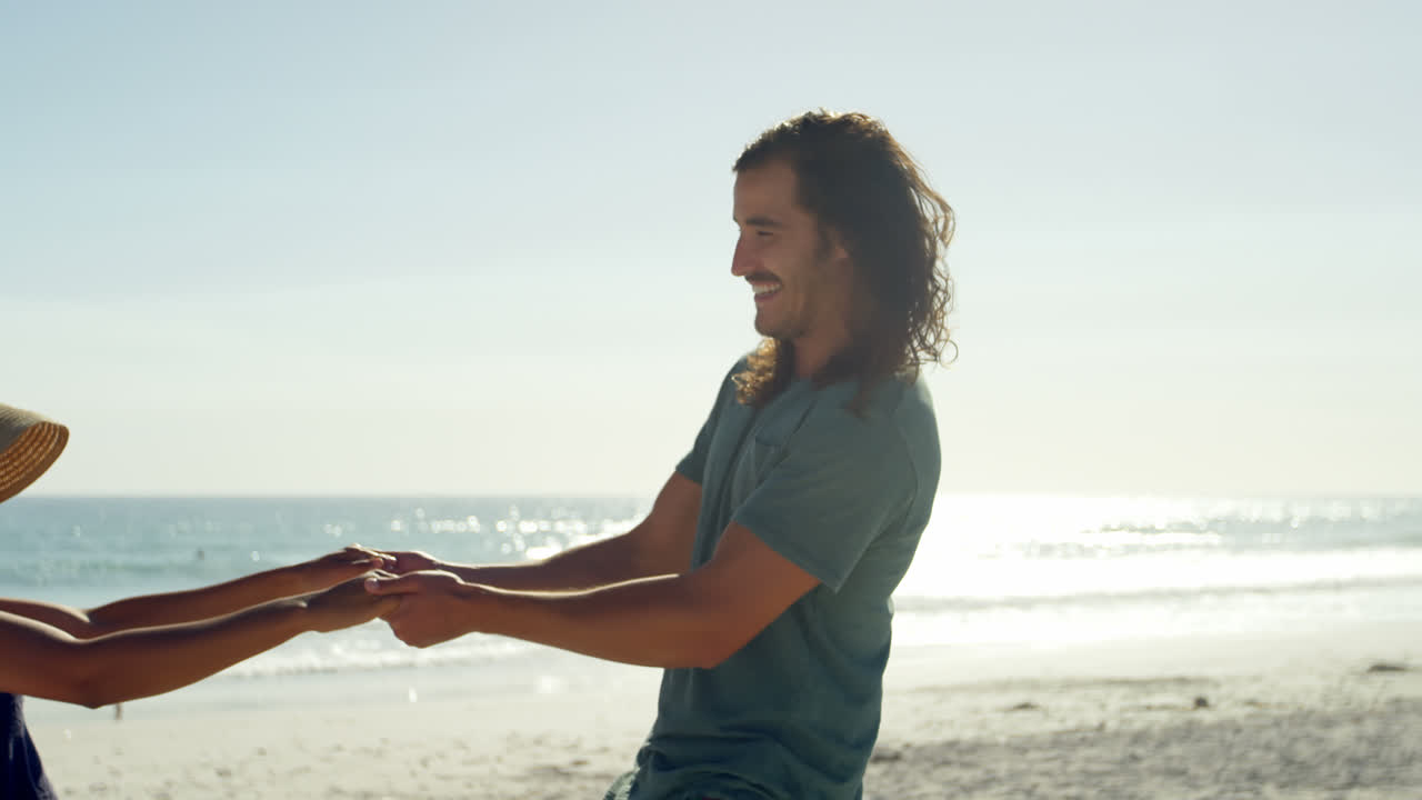 해변에서 재미를 느끼는 커플 4k