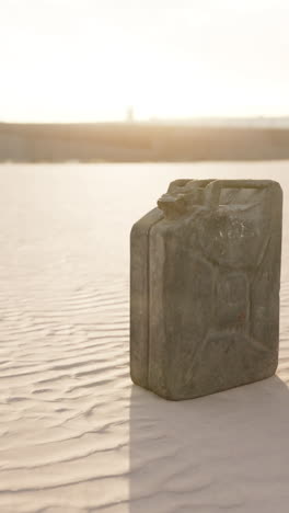 viejo jerrycan en un desierto