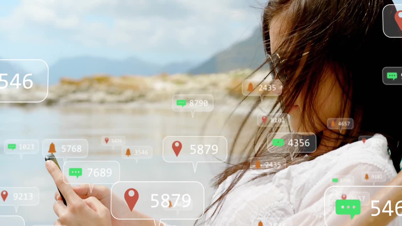 Donna che usa lo smartphone, circondata da notifiche di social media su sfondo spiaggia
