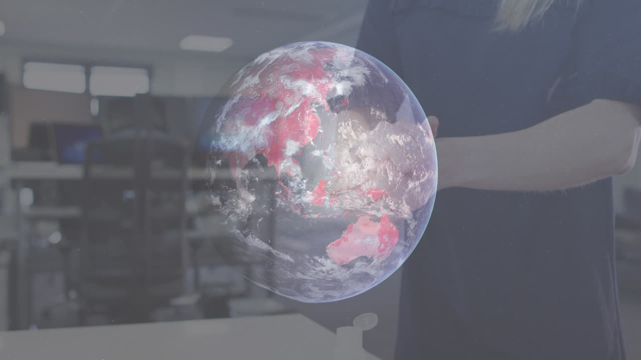 animación de un globo giratorio con una mujer desinfectando las manos en la oficina