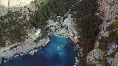 playa de sa calobra con restaurantes, hoteles y puerto deportivo en las islas baleares, mallorca, españa