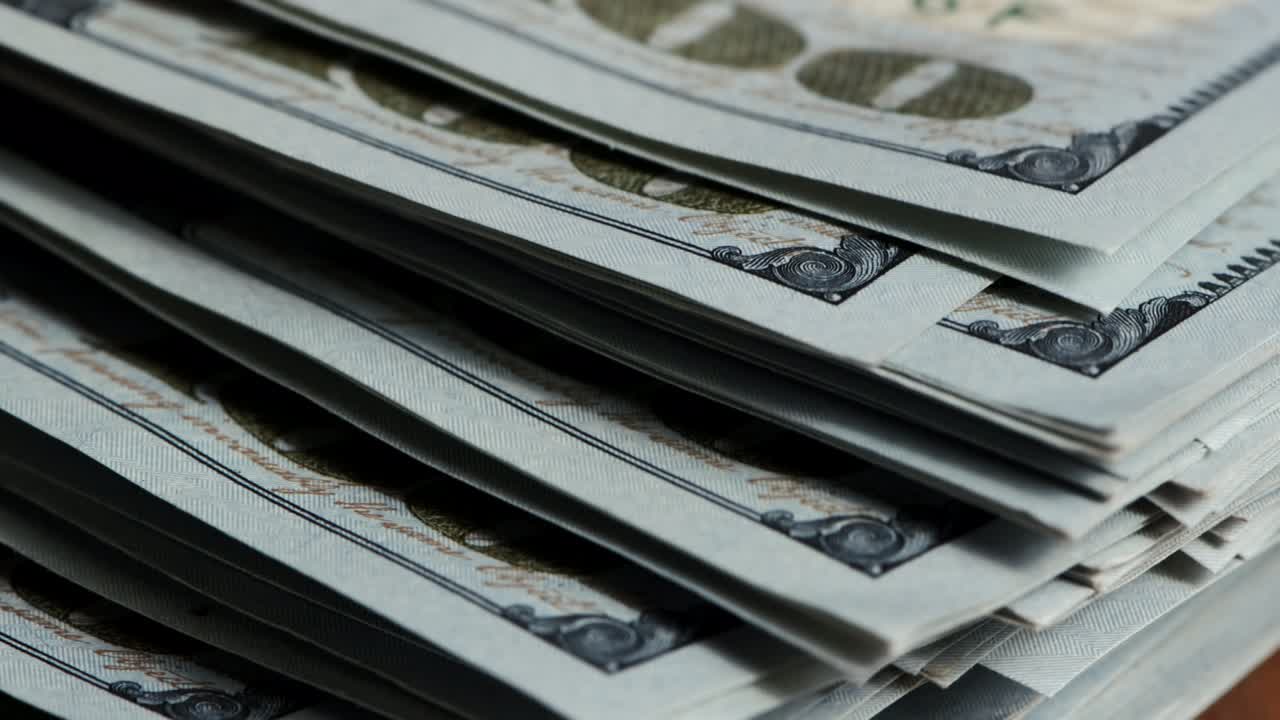 Primo piano di banconote di dollari statunitensi. Concetto di reddito e affari