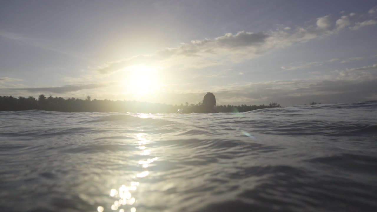 파도를 기다리는 아시아 서퍼의 실루엣