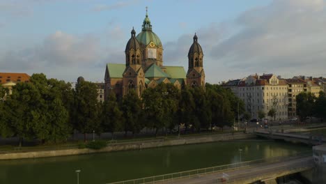 drone vuela sobre el río isar, st