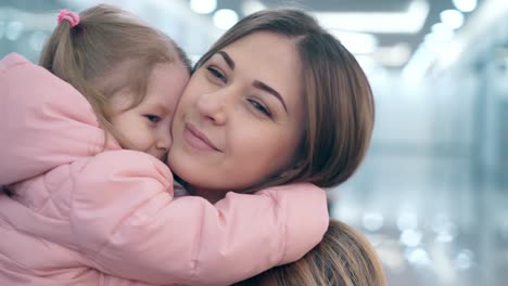 Cu-4k-Joven-Y-Hermosa-Madre-Abraza-A-Una-Pequeña-Hija,-Están-En-Un-Centro-Comercial